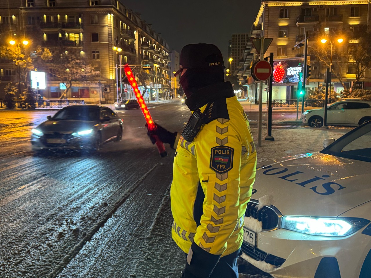 Polis əməkdaşları gecə saatlarında fasiləsiz xidmət aparıb - FOTOLAR Polis əməkdaşları gecə saatlarında fasiləsiz xidmət aparıb - FOTOLAR