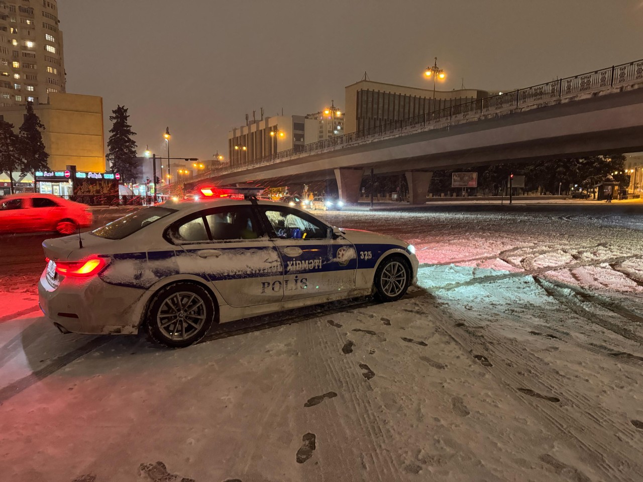 Polis əməkdaşları gecə saatlarında fasiləsiz xidmət aparıb - FOTOLAR Polis əməkdaşları gecə saatlarında fasiləsiz xidmət aparıb - FOTOLAR