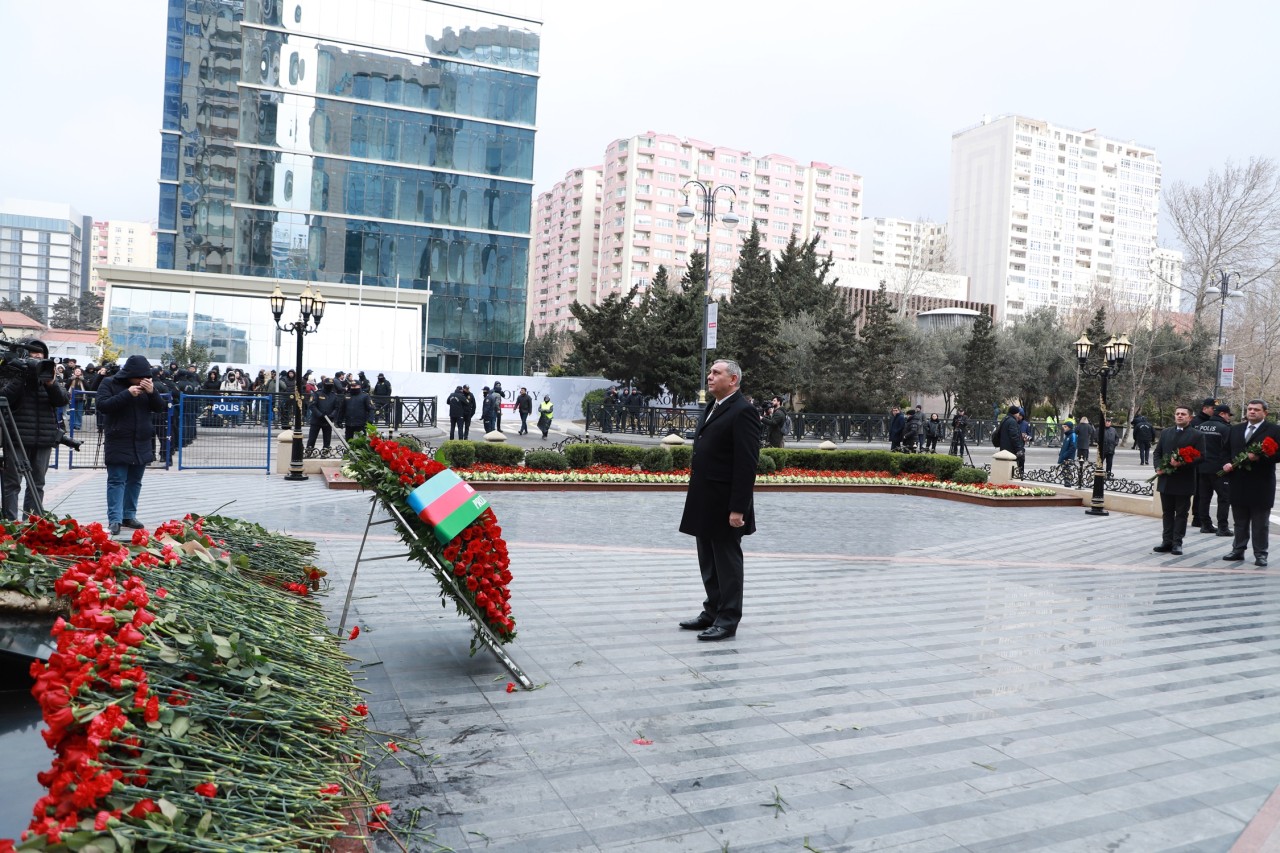 Dövlət Xidmətinin rəhbərliyi “Ana harayı” abidəsini ziyarət edib - FOTOLAR Dövlət Xidmətinin rəhbərliyi “Ana harayı” abidəsini ziyarət edib - FOTOLAR