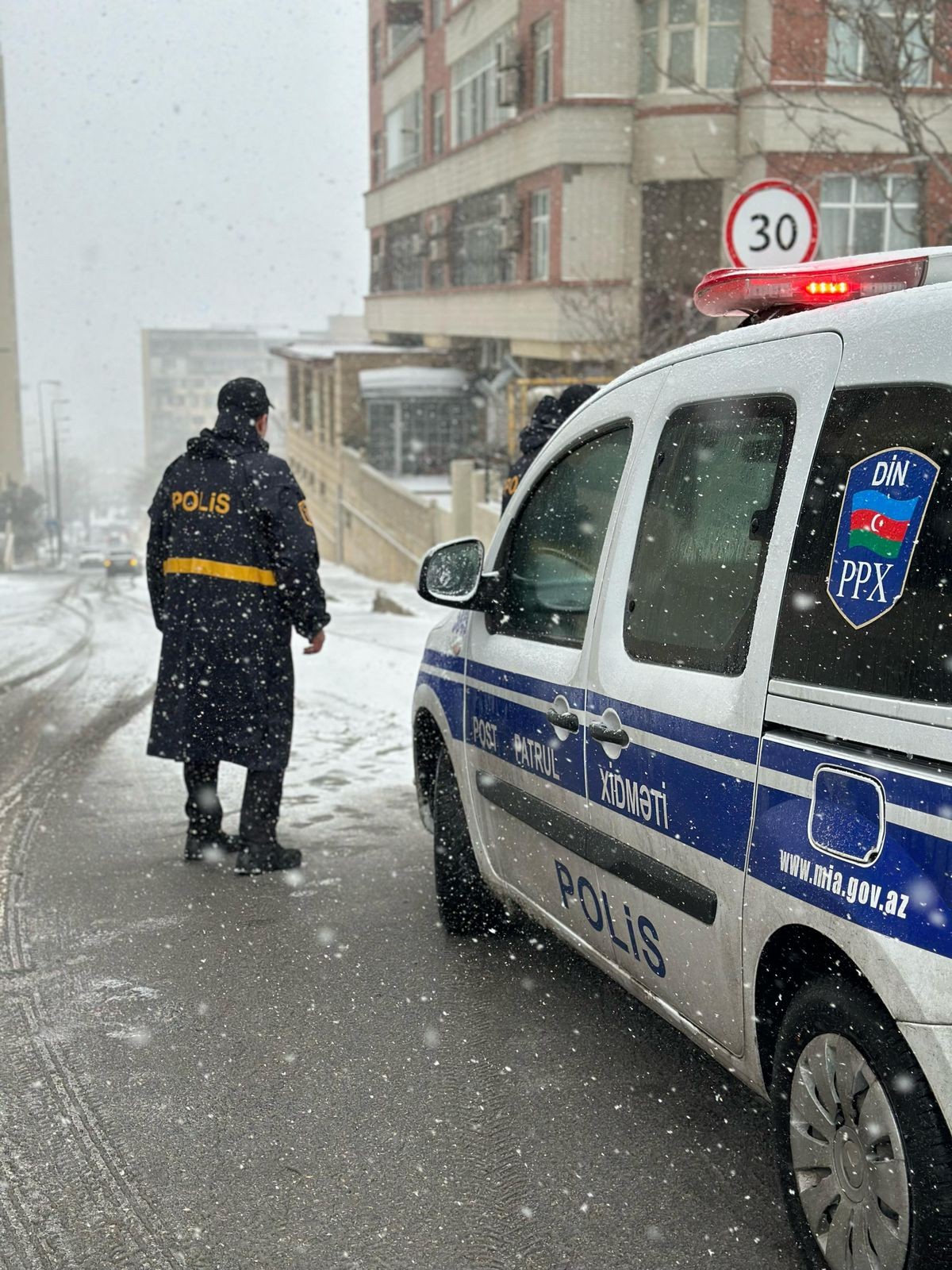 Qarlı hava ilə əlaqədar polis təhlükəsizlik tədbirləri görür - DİN Qarlı hava ilə əlaqədar polis təhlükəsizlik tədbirləri görür - DİN