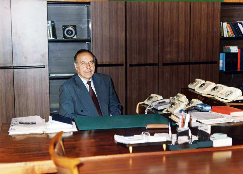Heydər Əliyevin Naxçıvan MR Ali Məclisinin sədri seçilməsi [ Tarixdən  səhifələr ]