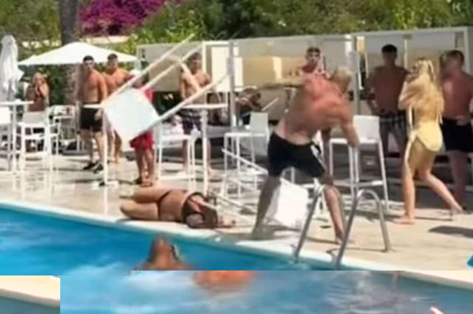 Məşhur futbolçu turist qadını stulla vurdu - VİDEO Məşhur futbolçu turist qadını stulla vurdu - VİDEO