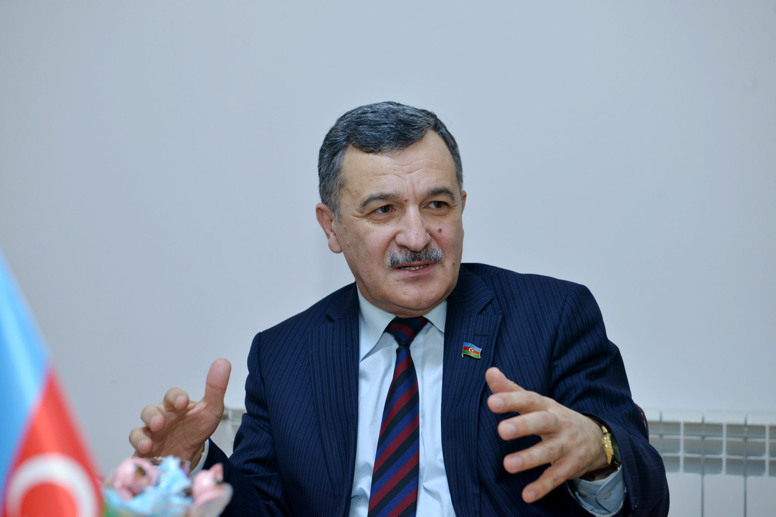 Deputat Aydın Mirzəzadə bütün gecəni aeroportda kimi gözləyib? - TƏFƏRRÜAT  - VİDEO