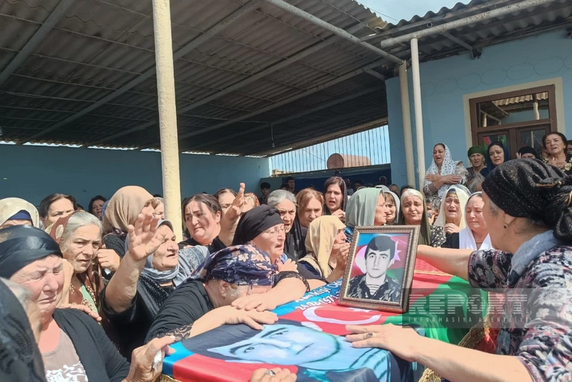 İtkin şəhidlərimiz dəfn edilir - FOTOLAR 3 v 411