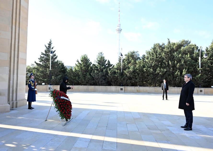 İbrahimoviç Zəfər parkını və Şəhidlər xiyabanını ziyarət edib - FOTOLAR İbrahimoviç Zəfər parkını və Şəhidlər xiyabanını ziyarət edib - FOTOLAR