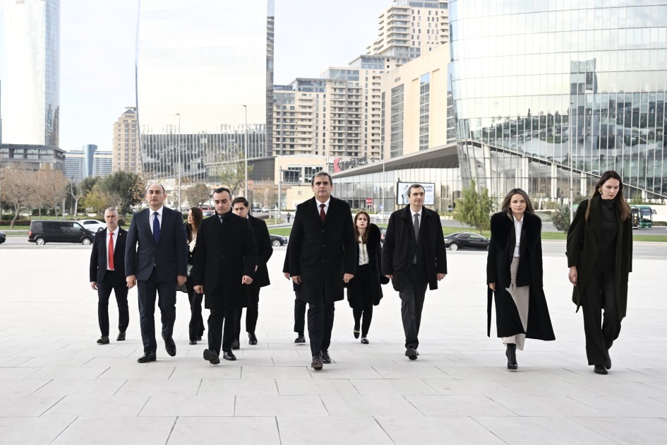 İbrahimoviç Zəfər parkını və Şəhidlər xiyabanını ziyarət edib - FOTOLAR İbrahimoviç Zəfər parkını və Şəhidlər xiyabanını ziyarət edib - FOTOLAR