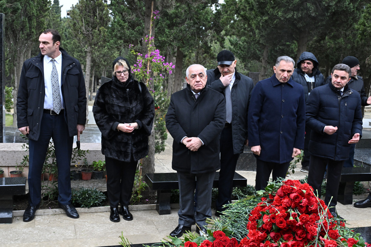 Əli Əsədov AZAL təyyarəsinin qəzasında həlak olan ekipaj üzvlərinin məzarlarını ziyarət edib