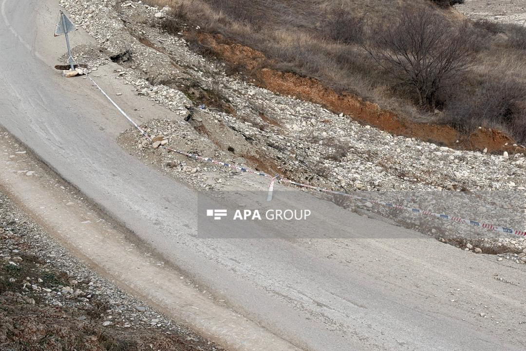 Həmin yolda yenidən torpaq sürüşməsi oldu - FOTOLAR