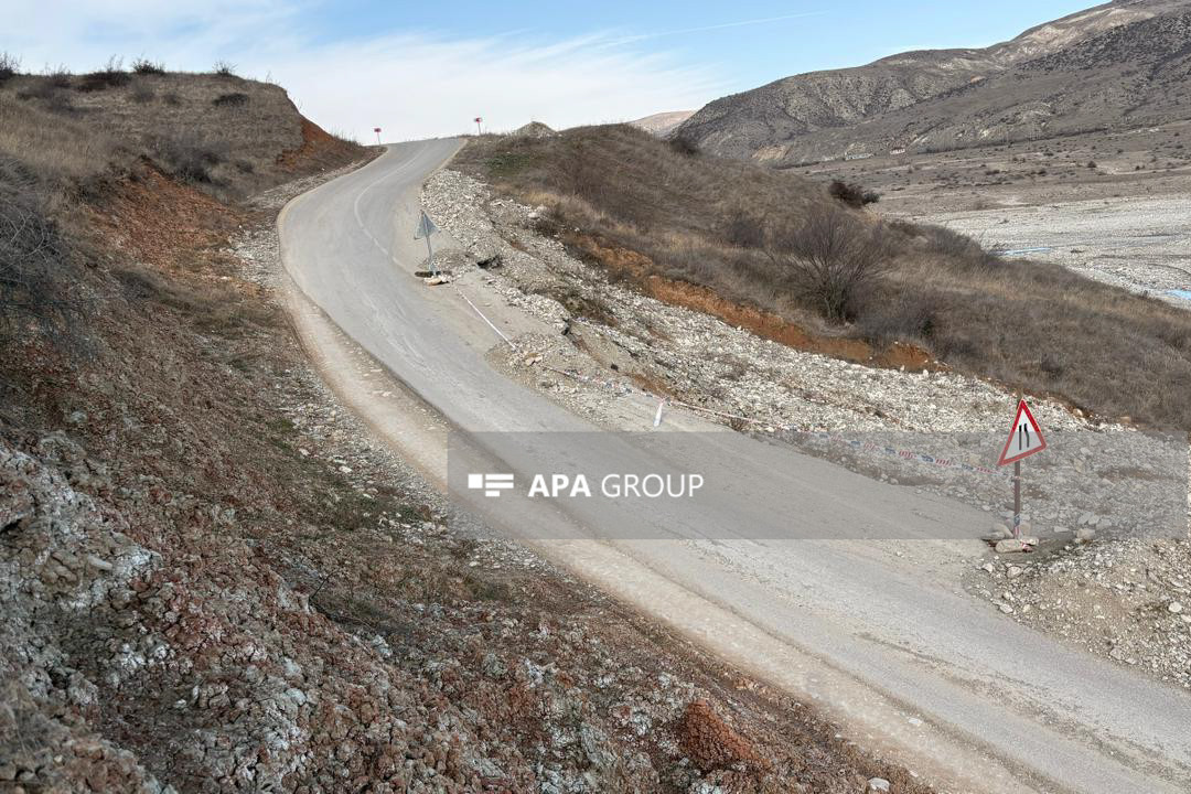 Həmin yolda yenidən torpaq sürüşməsi oldu - FOTOLAR