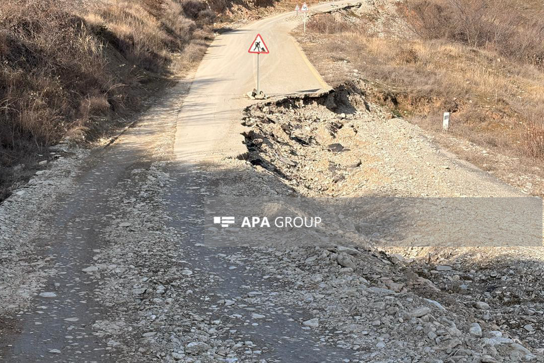 Həmin yolda yenidən torpaq sürüşməsi oldu - FOTOLAR