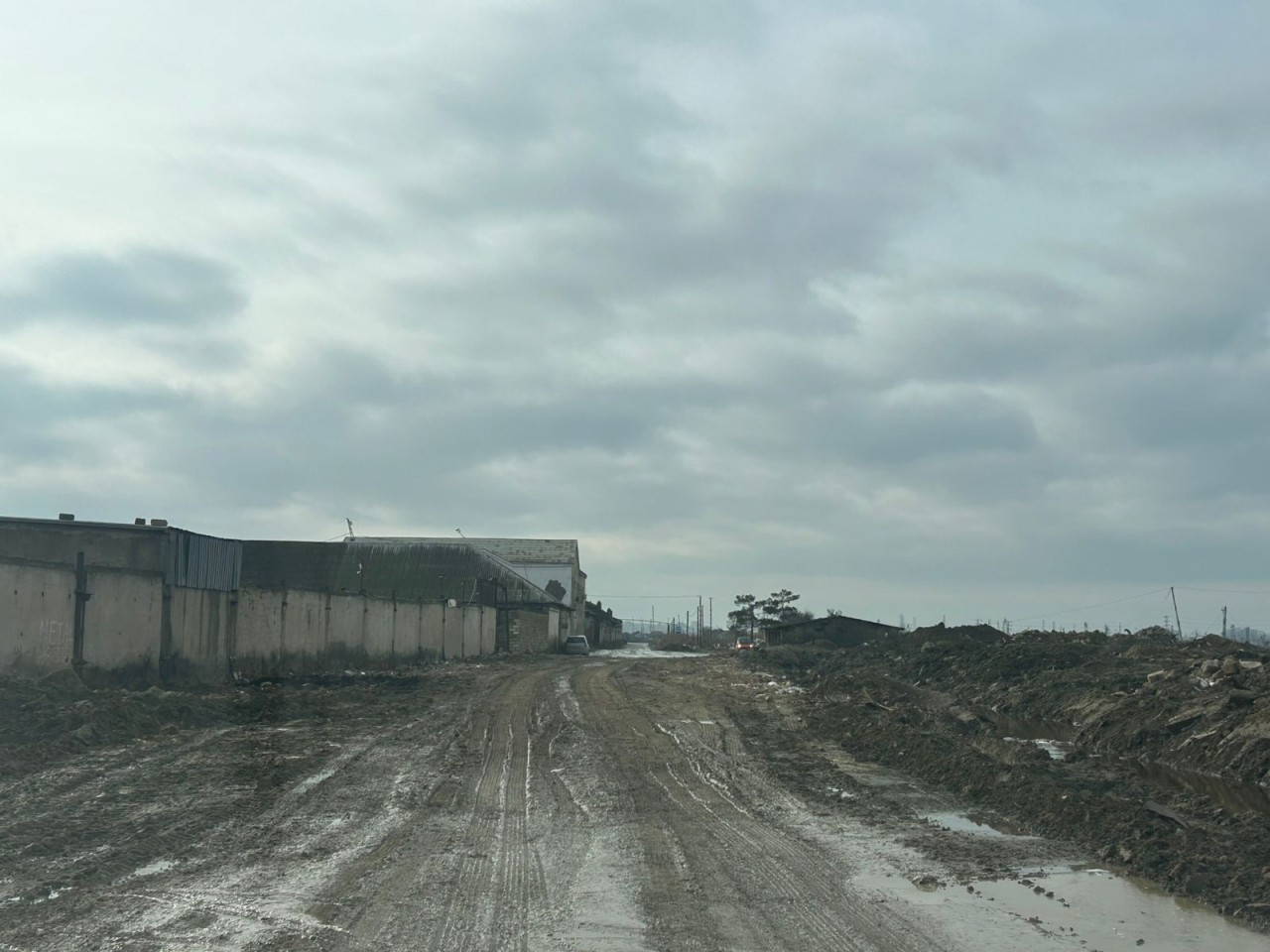 Bu yol “Balaxanıneft”in mühafizəsi altında sıradan çıxarılır - FOTOLAR Bu yol “Balaxanıneft”in mühafizəsi altında sıradan çıxarılır - FOTOLAR