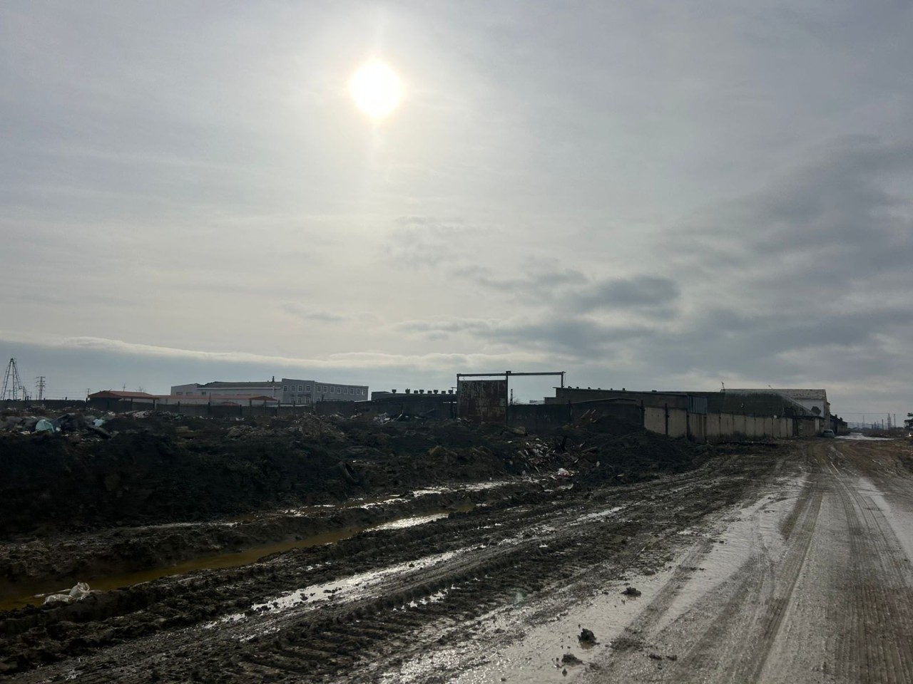 Bu yol “Balaxanıneft”in mühafizəsi altında sıradan çıxarılır - FOTOLAR Bu yol “Balaxanıneft”in mühafizəsi altında sıradan çıxarılır - FOTOLAR