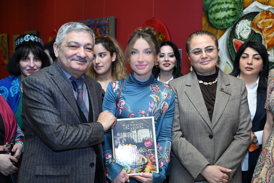 Alena Əliyeva Milli Xalça Muzeyində sərgiyə qatıldı - FOTOLAR Alena Əliyeva Milli Xalça Muzeyində sərgiyə qatıldı - FOTOLAR
