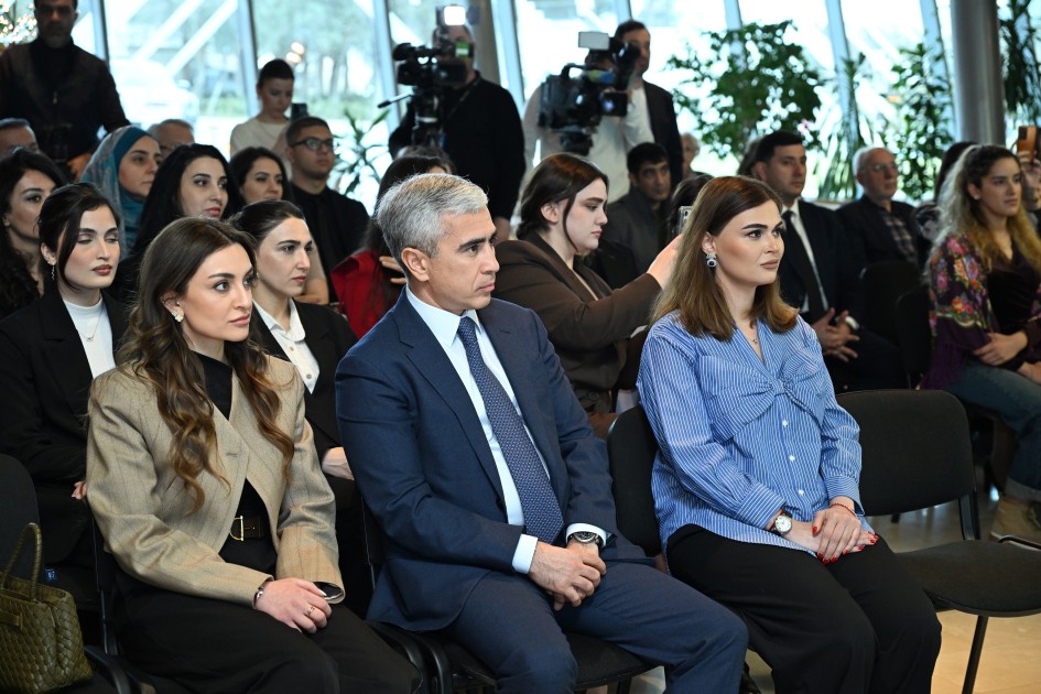 Alena Əliyeva Milli Xalça Muzeyində sərgiyə qatıldı - FOTOLAR Alena Əliyeva Milli Xalça Muzeyində sərgiyə qatıldı - FOTOLAR