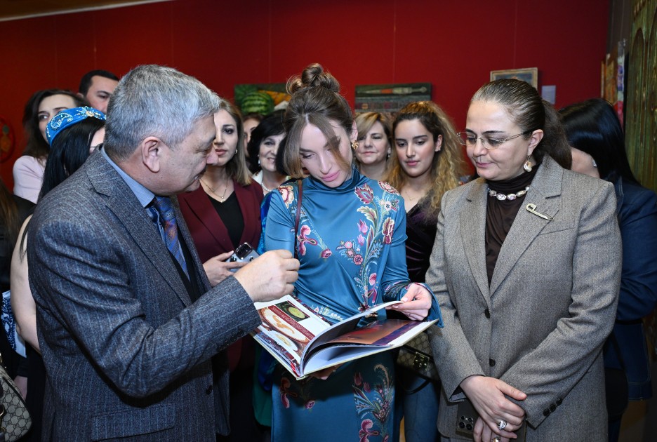Alena Əliyeva Milli Xalça Muzeyində sərgiyə qatıldı - FOTOLAR Alena Əliyeva Milli Xalça Muzeyində sərgiyə qatıldı - FOTOLAR