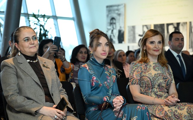 Alena Əliyeva Milli Xalça Muzeyində sərgiyə qatıldı - FOTOLAR Alena Əliyeva Milli Xalça Muzeyində sərgiyə qatıldı - FOTOLAR