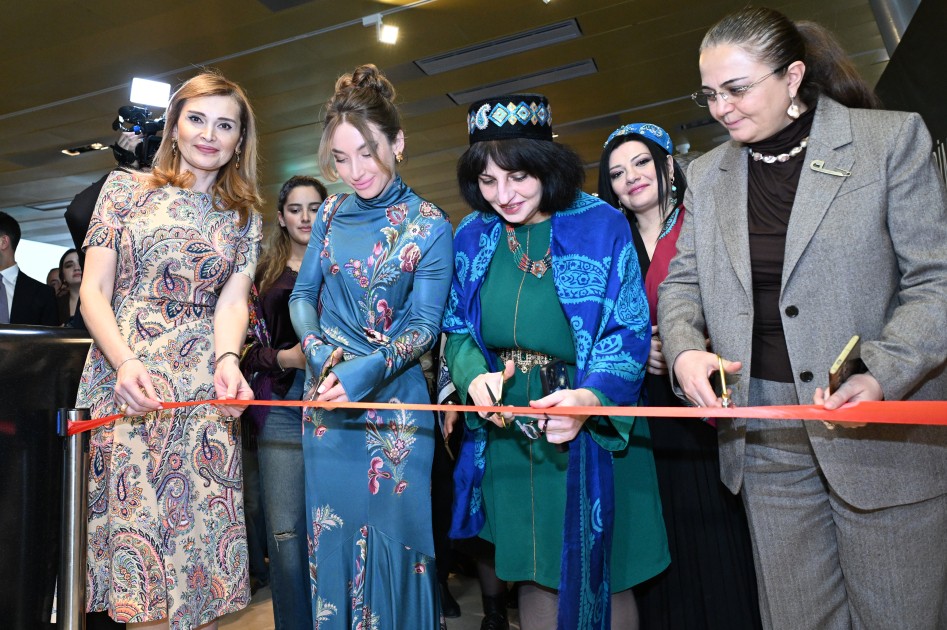 Alena Əliyeva Milli Xalça Muzeyində sərgiyə qatıldı - FOTOLAR Alena Əliyeva Milli Xalça Muzeyində sərgiyə qatıldı - FOTOLAR