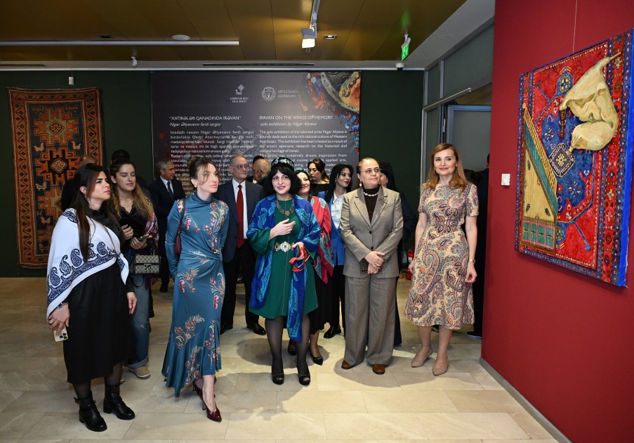 Alena Əliyeva Milli Xalça Muzeyində sərgiyə qatıldı - FOTOLAR Alena Əliyeva Milli Xalça Muzeyində sərgiyə qatıldı - FOTOLAR