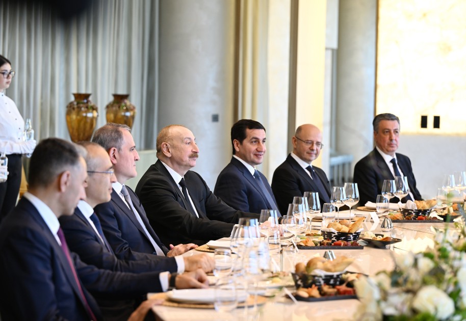 Azərbaycan Prezidentinin şərəfinə lanç verildi - FOTOLAR Azərbaycan Prezidentinin şərəfinə lanç verildi - FOTOLAR