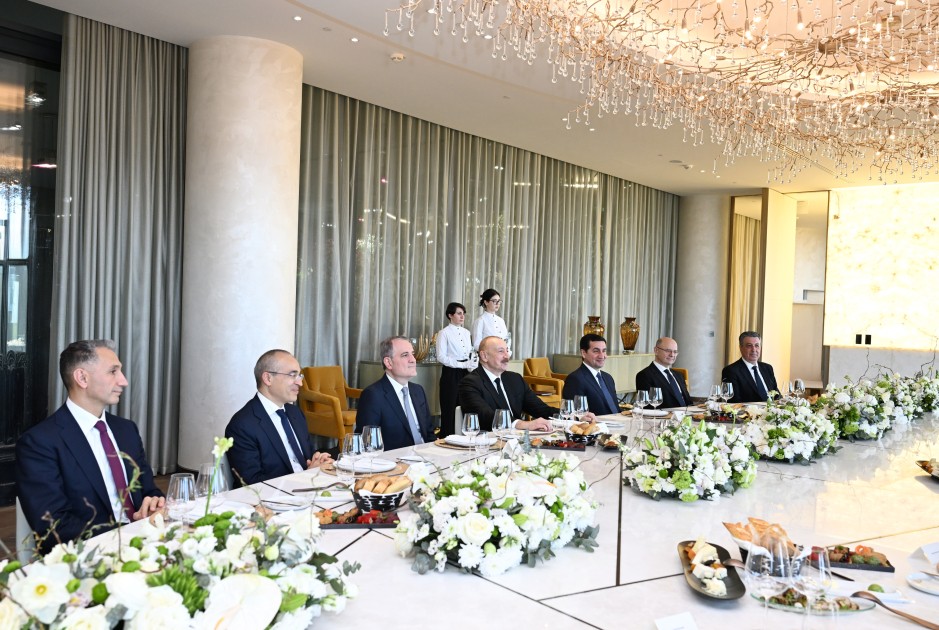 Azərbaycan Prezidentinin şərəfinə lanç verildi - FOTOLAR Azərbaycan Prezidentinin şərəfinə lanç verildi - FOTOLAR