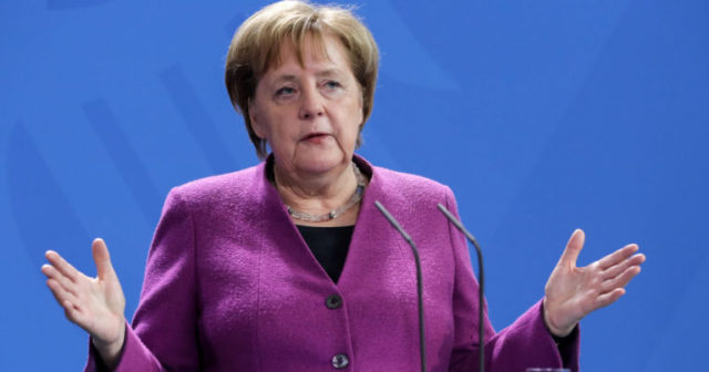 Merkel əsməcələrinin səbəbini açıqladı – FOTO/VİDEO