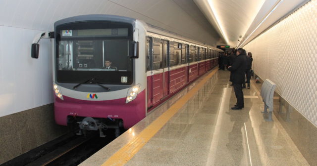 Metroda qorxulu anlar: Sərnişinlərdən biri stansiya yoluna düşdü