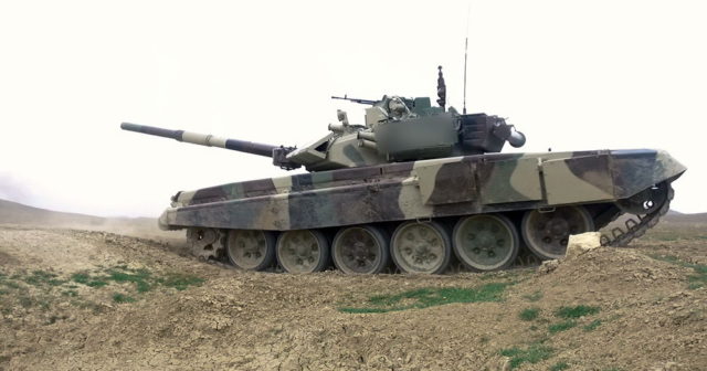 Tank bölmələri artilleriya ilə birgə döyüş tapşırıqlarını icra edirlər – VİDEO