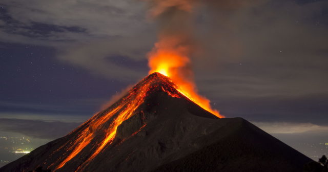 Vulkan oyandı: Güclü lava axını kameralara düşdü – VİDEO