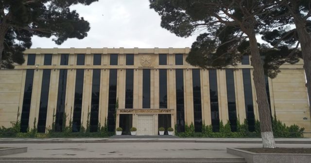 İcra Hakimiyyətinin binası yenidən köhnə imicinə qayıdır – Yaşıl Bina – FOTO