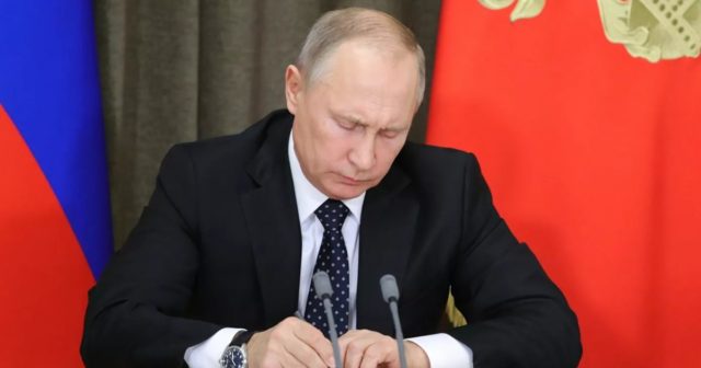 Putin kritik qanunu imzaladı