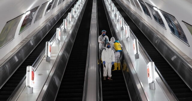 Metroda eskalatora kimyəvi maddə sürtənlər saxlanıldılar