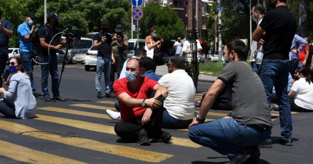 Ermənistan parlamentinin binası qarşısında etiraz aksiyası keçirilib
