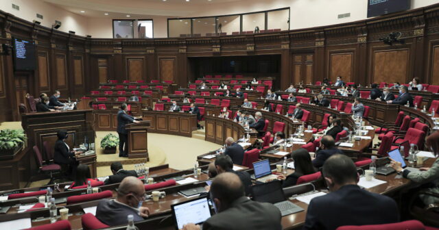 Ermənistanda daha bir deputat Paşinyanın parlament fraksiyasını tərk etdi
