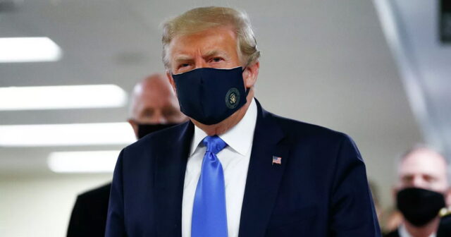Tramp pandemiya ərzində ilk dəfə tibbi maska taxdı