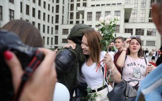 Belarusda güc sturukturları etirazçılarla həmrəy oldu – VİDEO