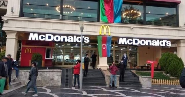 “McDonalds” önünüdə dayanan Hüseyn kimdir? – FOTO