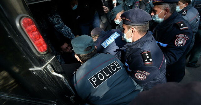 Ermənistan KİV: Polislərə aqressiv davranmaları üçün mükafat vəd edilib