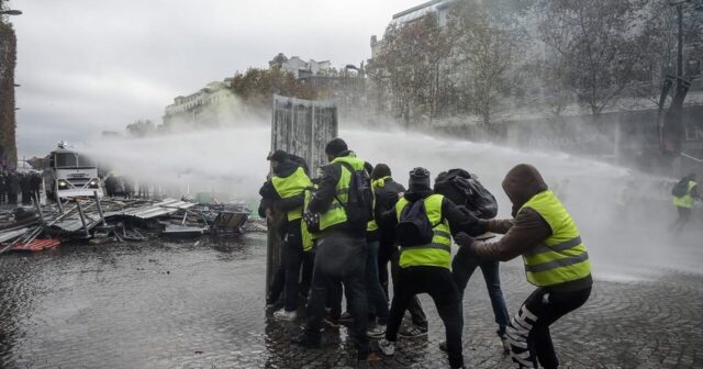 Fransada etirazlar – Polis gözyaşardıcı qaz və su şırnaqlarından istifadə etdi