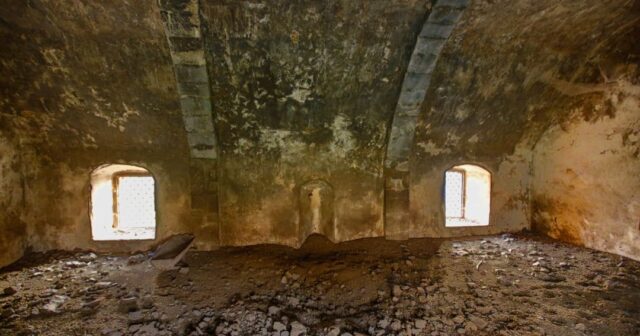 Qubadlıda donuz tövləsinə çevrilmiş məscid – FOTO