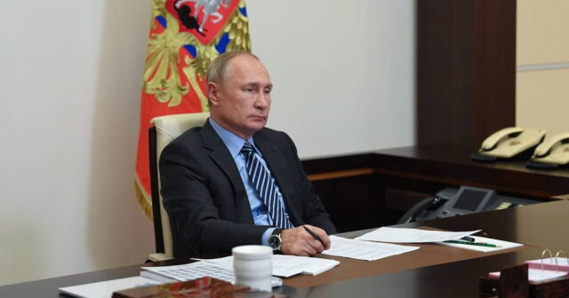 Putin Təhlükəsizlik Şurasının üzvlərini üçtərəfli görüş barədə məlumatlandırıb