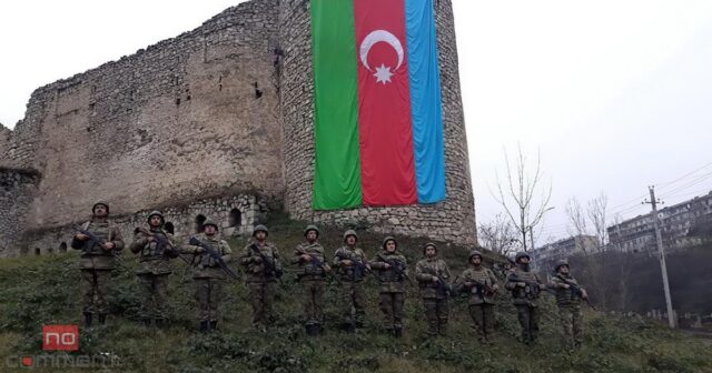 Mais Bərxudarov Şuşanın Bayraq meydanında Azərbaycan bayrağı qaldırıb – VİDEO