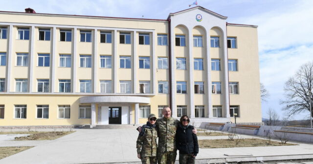 Prezident İlham Əliyev Şuşa icra hakimiyyətinin binası ilə tanış olub