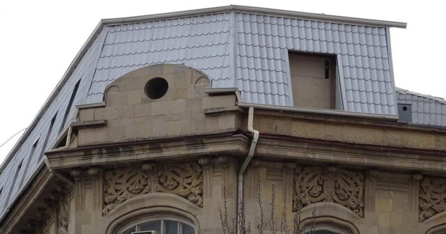 Bakıda tarixi binanın üzərində tikilən mansard sökülür – FOTO