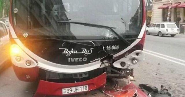 Bakıda sərnişin avtobusu qəzaya uğradı: Hərəkət dayandı