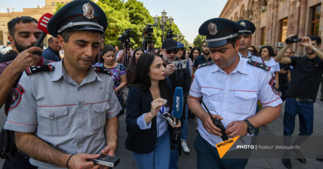 Ermənistanın hökumət binası qarşısına toplaşan etirazçıların həbsi başlayıb