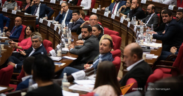 Ermənistan parlamentində qalmaqal: deputat istefa verdi