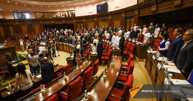 Ermənistan parlamentində nazirlə deputat arasında mübahisə düşdü