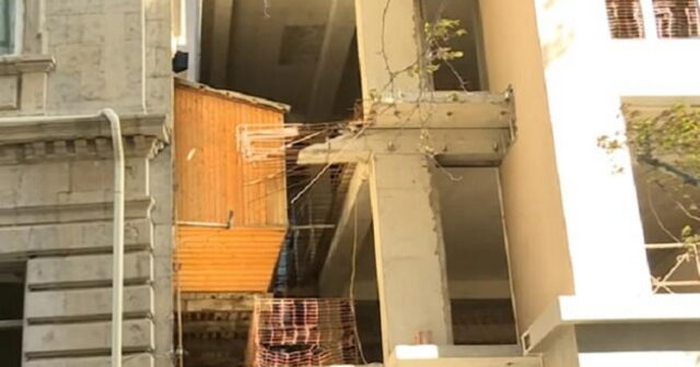 Bakıda qeyri-adi hadisə: Balkon yeni tikilən binada qaldı – VİDEO
