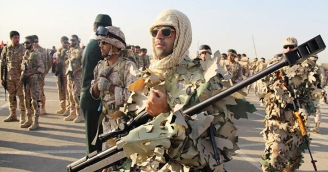 İranda etirazçılar polkovniki ÖLDÜRDÜ