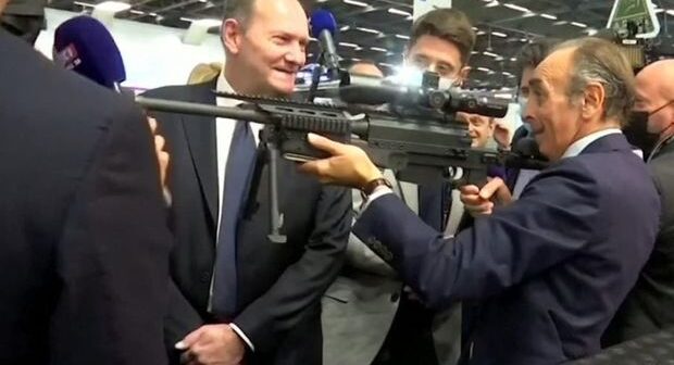 Fransalı siyasətçi jurnalistlərə silah tuşladı